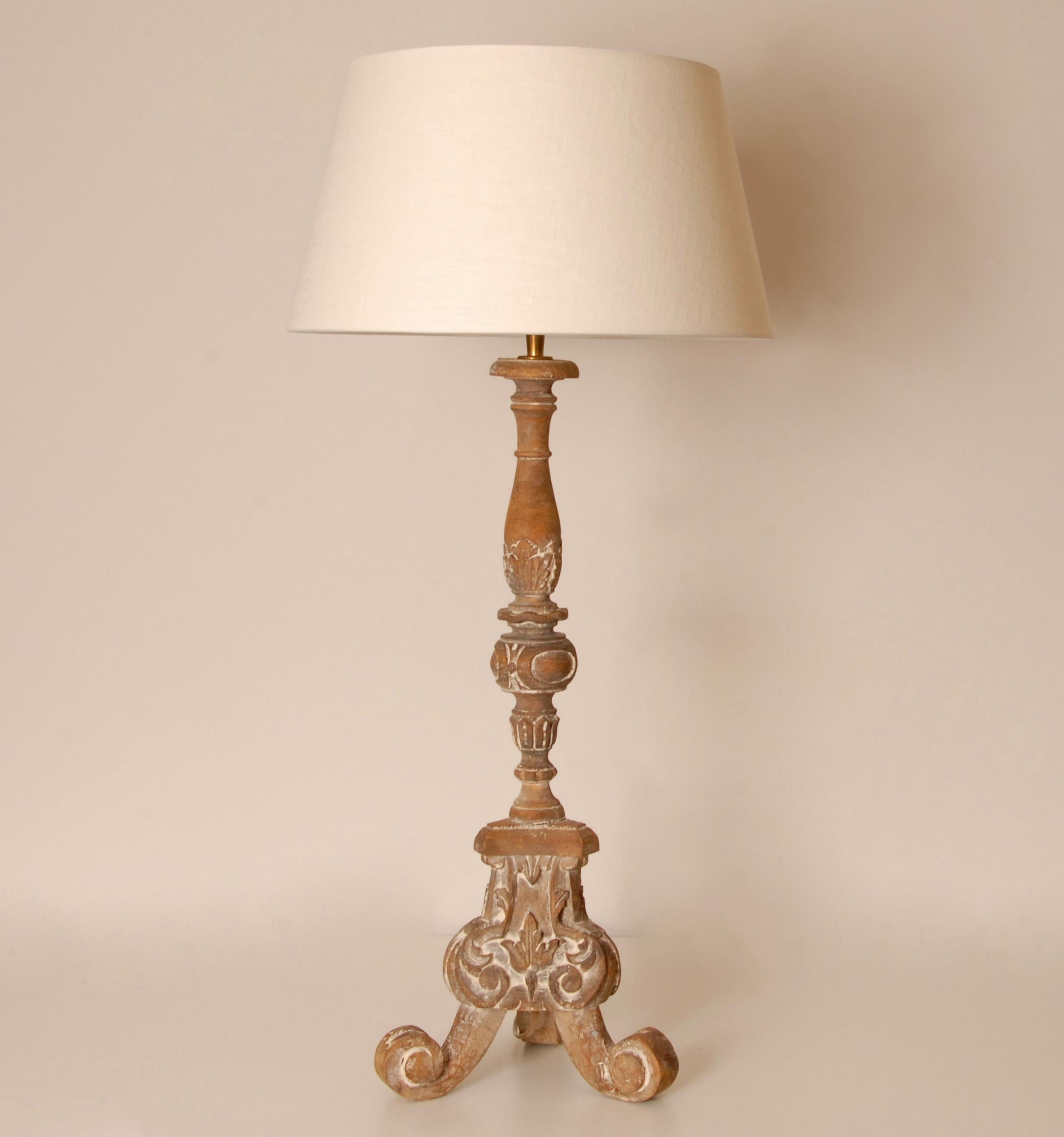 Paire de lampes de table vintage de style campagnard avec abat-jour en lin
Style : Campagne, maison de ferme, Vintage
Design/One : Dans le style de Henredon, Stiffel
Nous offrons un tarif de livraison gratuit
Constitué d'un grand balustre en bois