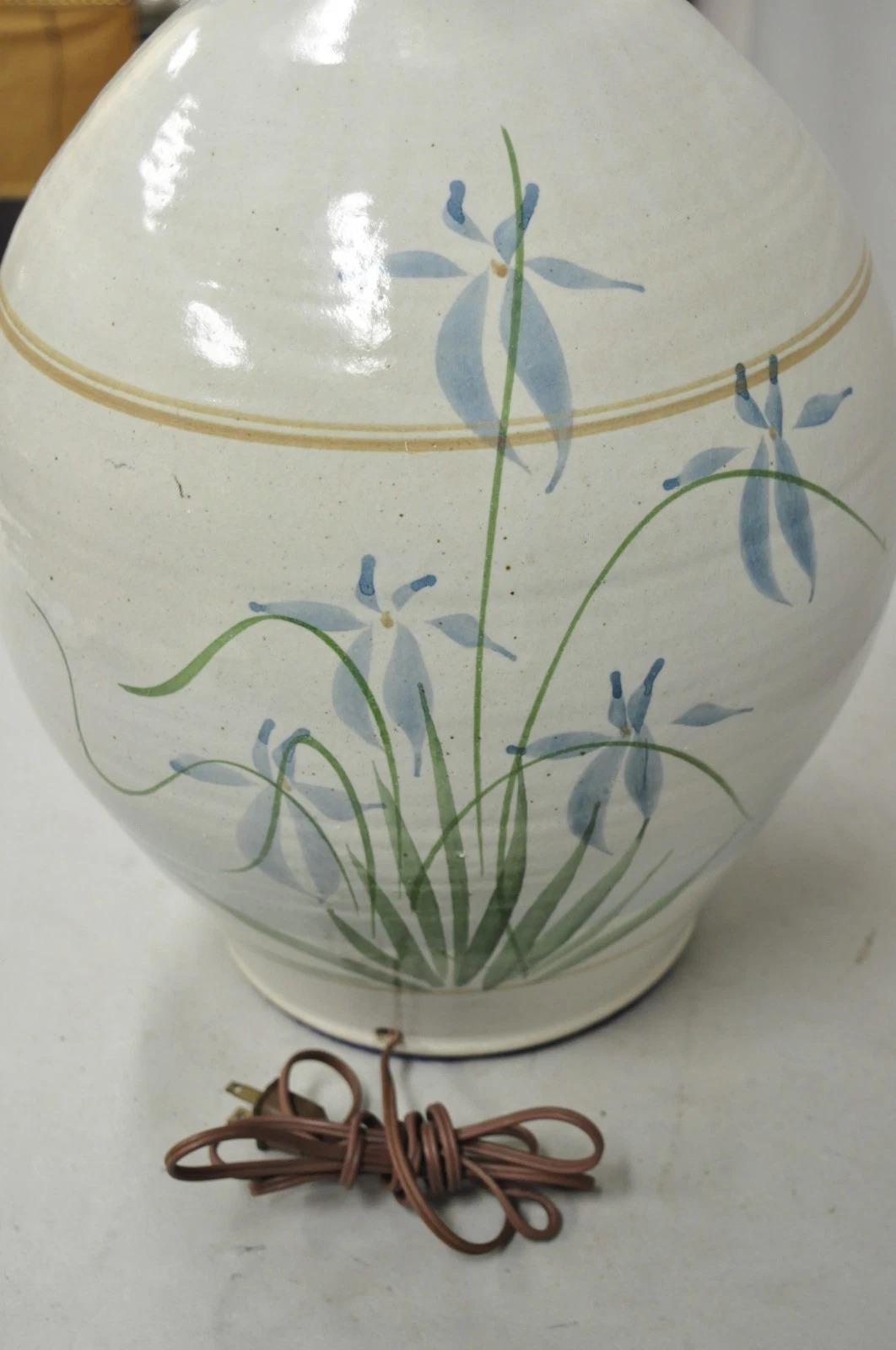 Lámpara de sobremesa vintage de cerámica de gres con flores azules de estilo rural francés en venta 3