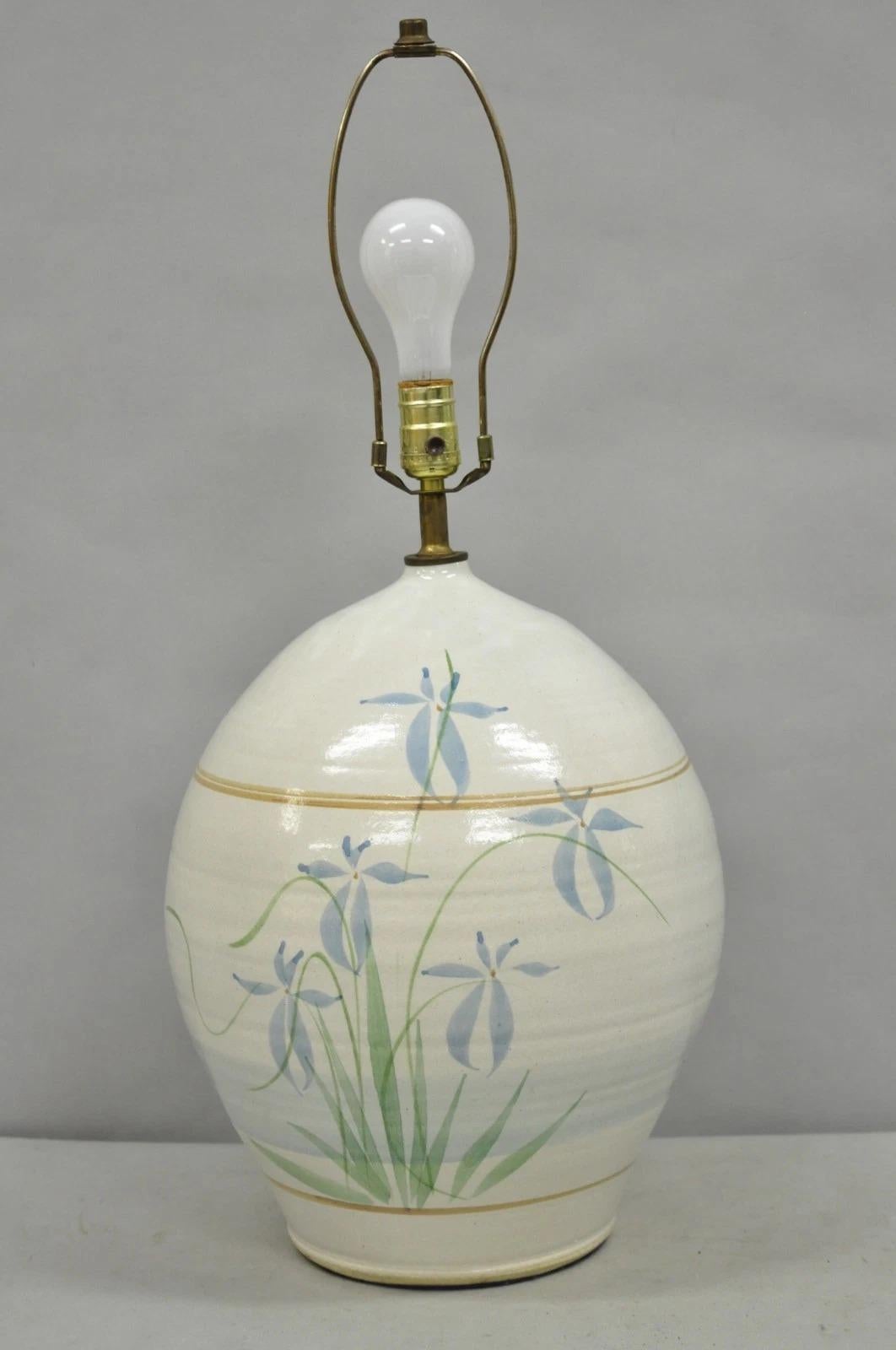 Lámpara de sobremesa vintage de cerámica de gres con flores azules de estilo rural francés en venta 4