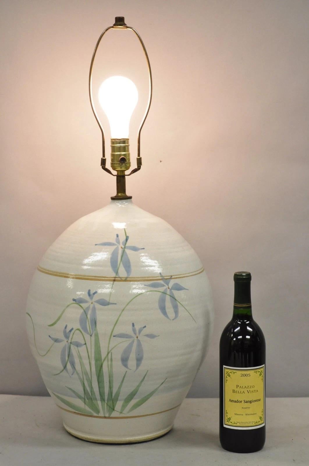Lámpara de sobremesa vintage de cerámica de gres esmaltada con sal y pintada con flores azules. Finales del siglo XX. Medidas: 28