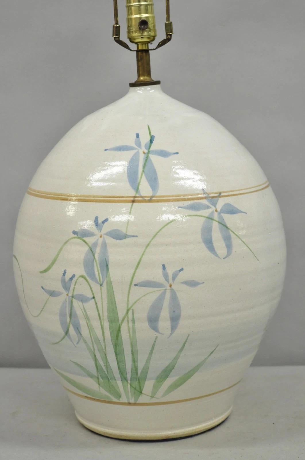 Lámpara de sobremesa vintage de cerámica de gres con flores azules de estilo rural francés Otro en venta