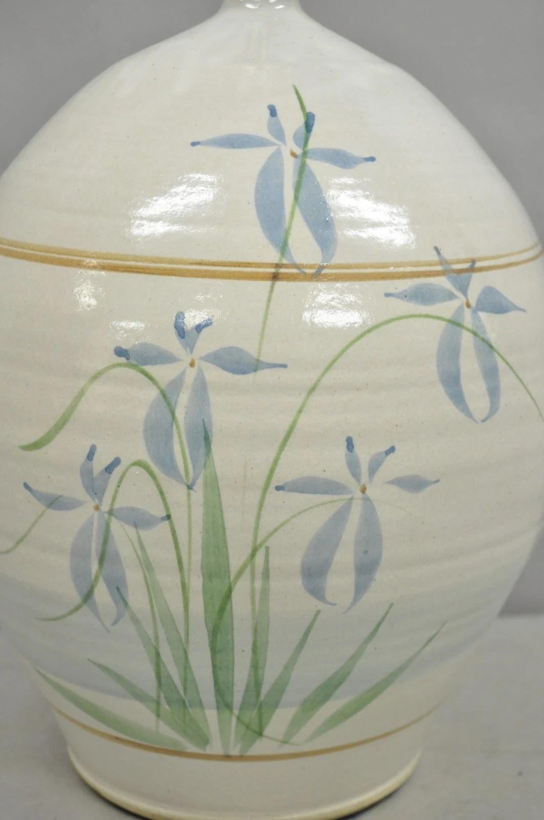 Lámpara de sobremesa vintage de cerámica de gres con flores azules de estilo rural francés Desconocido en venta