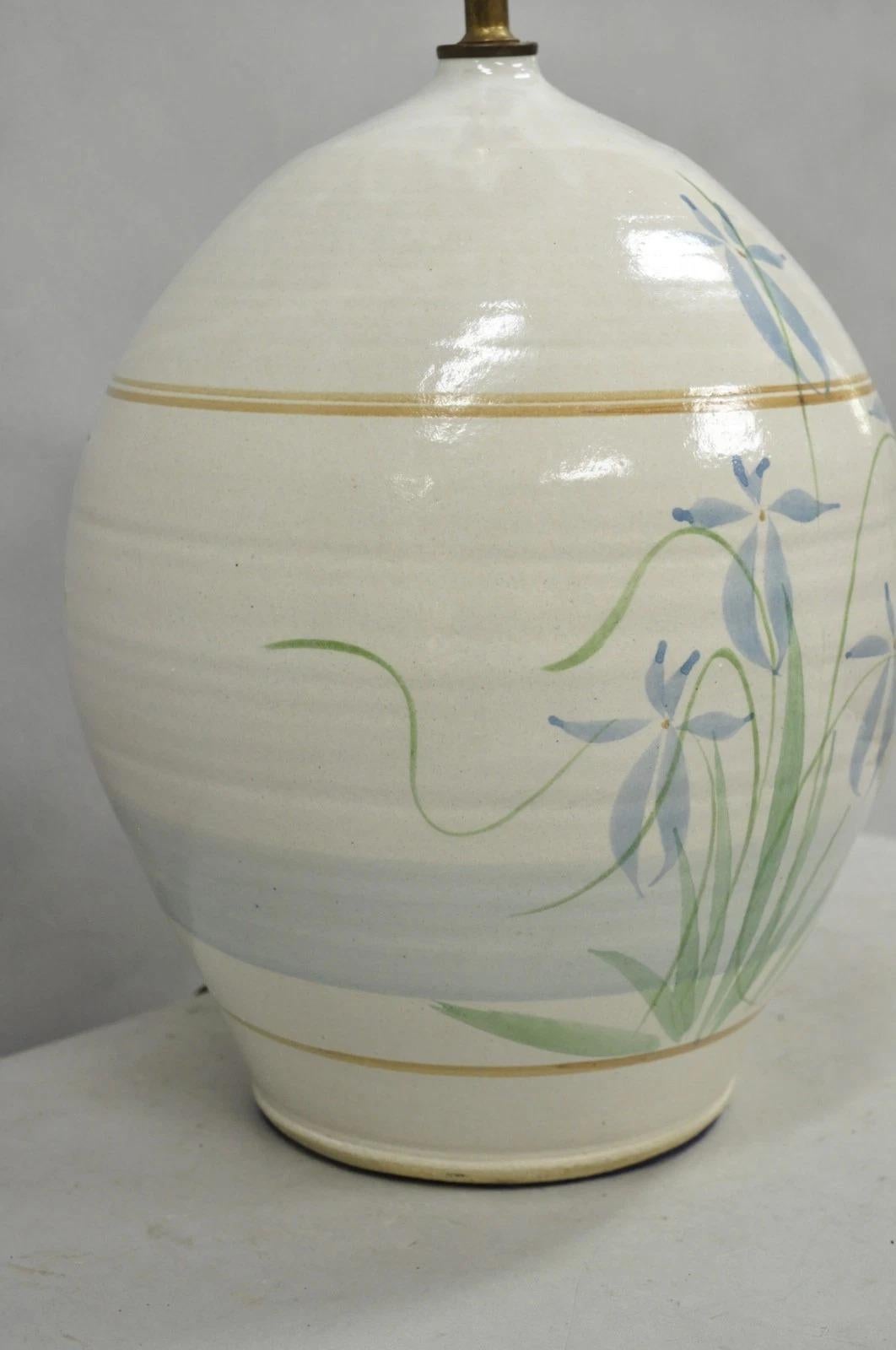 Lámpara de sobremesa vintage de cerámica de gres con flores azules de estilo rural francés siglo XX en venta