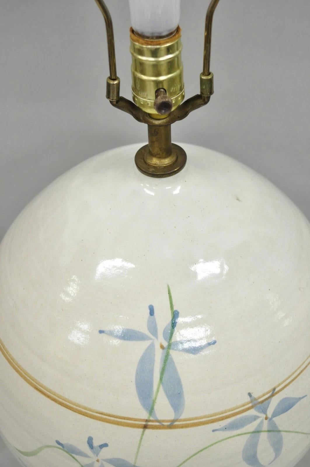 Lámpara de sobremesa vintage de cerámica de gres con flores azules de estilo rural francés en venta 1