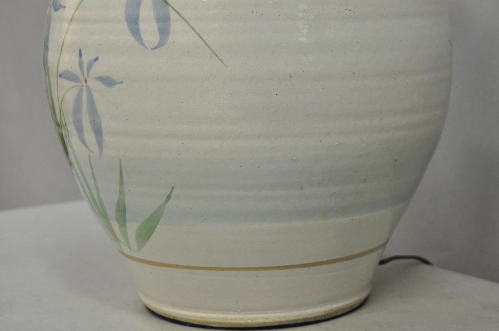Lámpara de sobremesa vintage de cerámica de gres con flores azules de estilo rural francés en venta 2