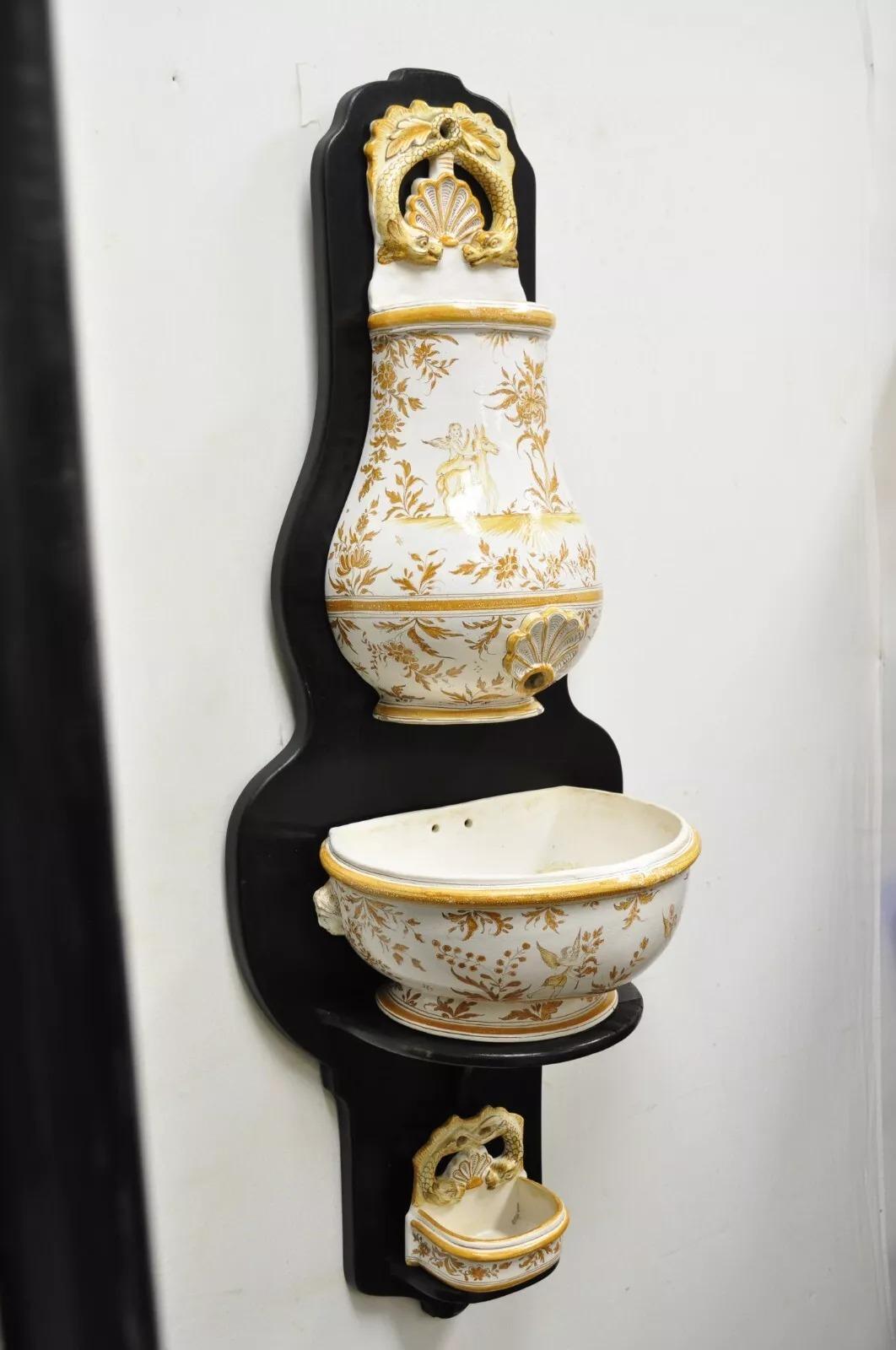 Vintage French Country Lavabo Italian Porcelain Figural Painted Wall Mounted Washbasin Sink. Artikel umfasst (3) Keramikstücke, ebonisiertes Holz Wandhalterung, großen Stil und Form. Circa Mitte des 20. Jahrhunderts. Abmessungen: 42