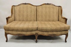 Canapé vintage de style campagnard français Louis XV, en noyer sculpté, à motif guépard et dossier à oreilles