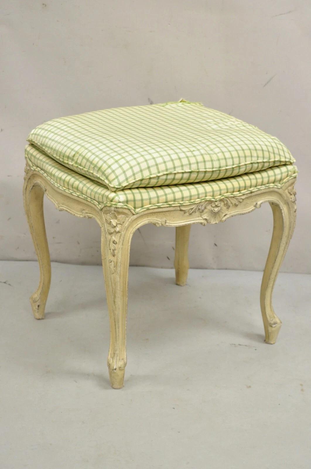 Sgabello Vintage French Country Louis XV Cream Distress Painted Wood Ottoman in vendita 3