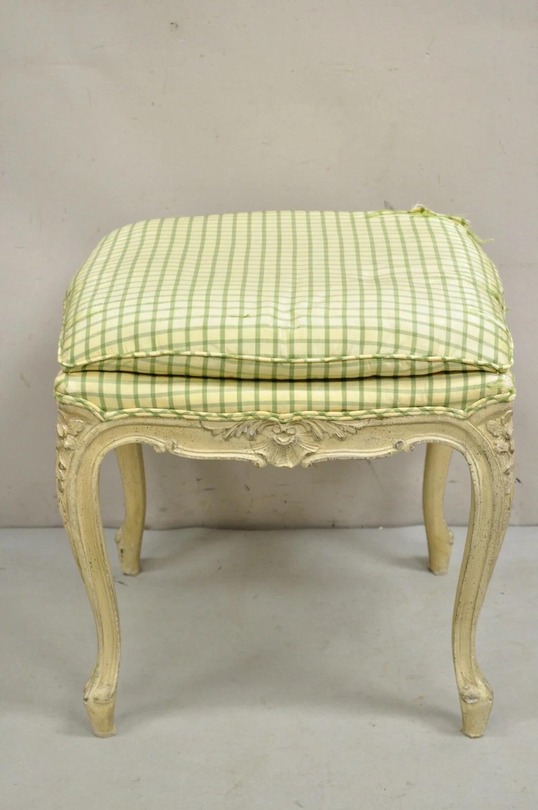 Sgabello ottomano in legno intagliato vintage in stile French Country Louis XV dipinto a crema con gambe a cabriola. Circa metà del XX secolo. Misure: 20