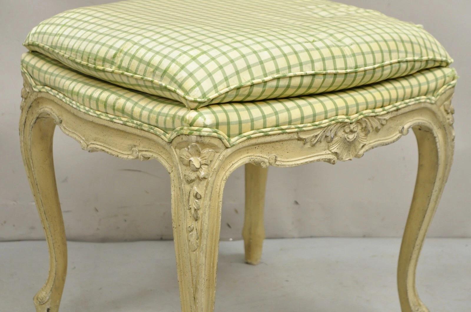 Luigi XV Sgabello Vintage French Country Louis XV Cream Distress Painted Wood Ottoman in vendita