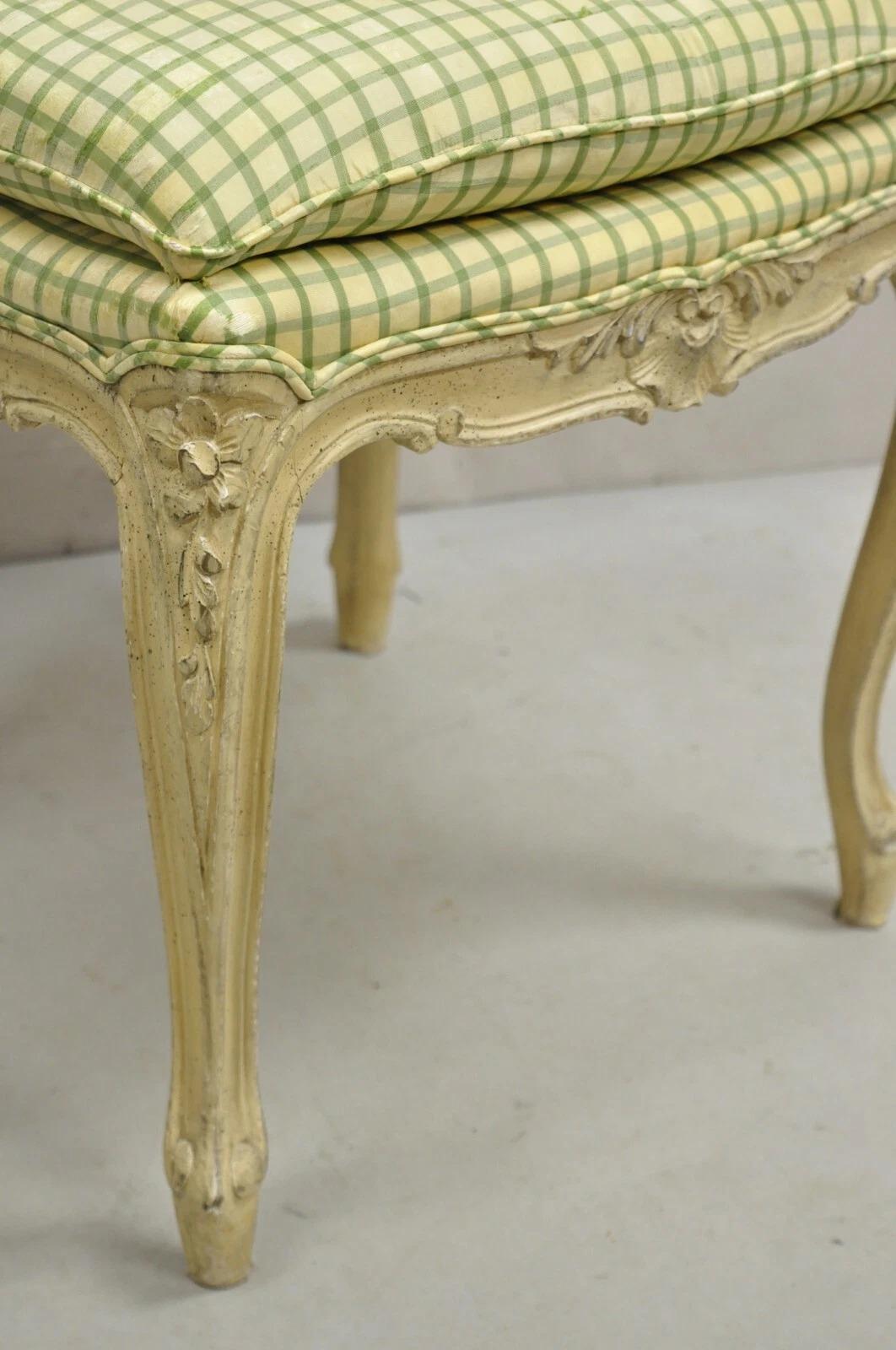 Sgabello Vintage French Country Louis XV Cream Distress Painted Wood Ottoman In condizioni buone in vendita a Philadelphia, PA