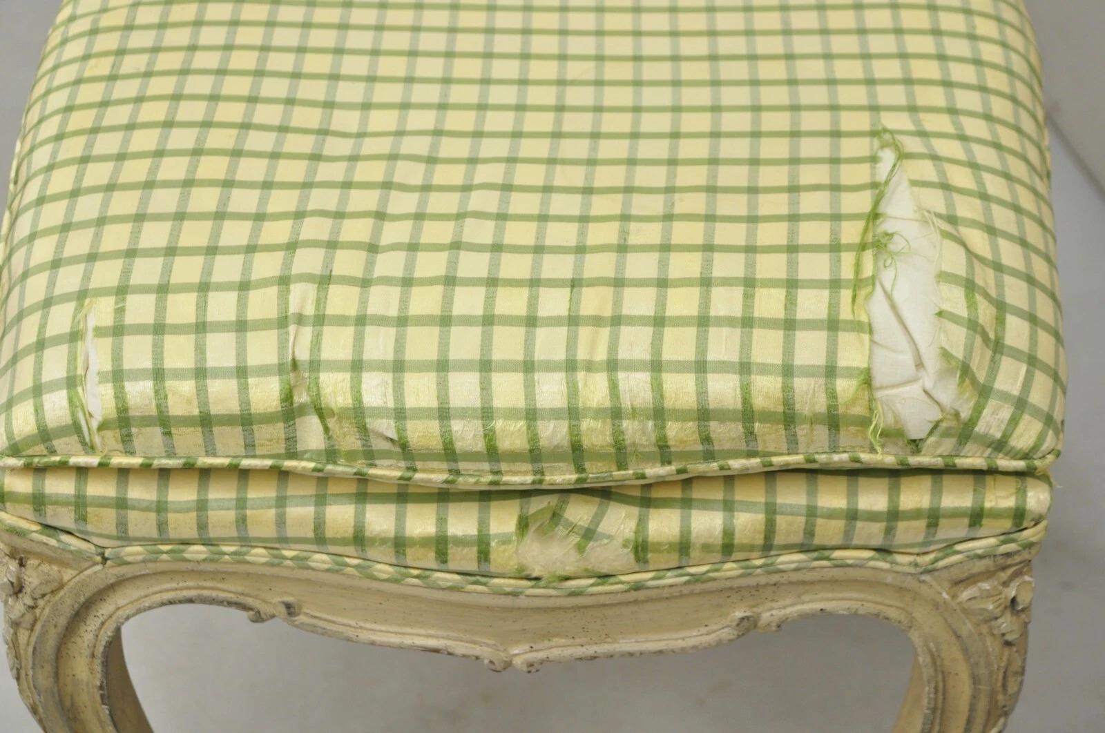 Legno Sgabello Vintage French Country Louis XV Cream Distress Painted Wood Ottoman in vendita