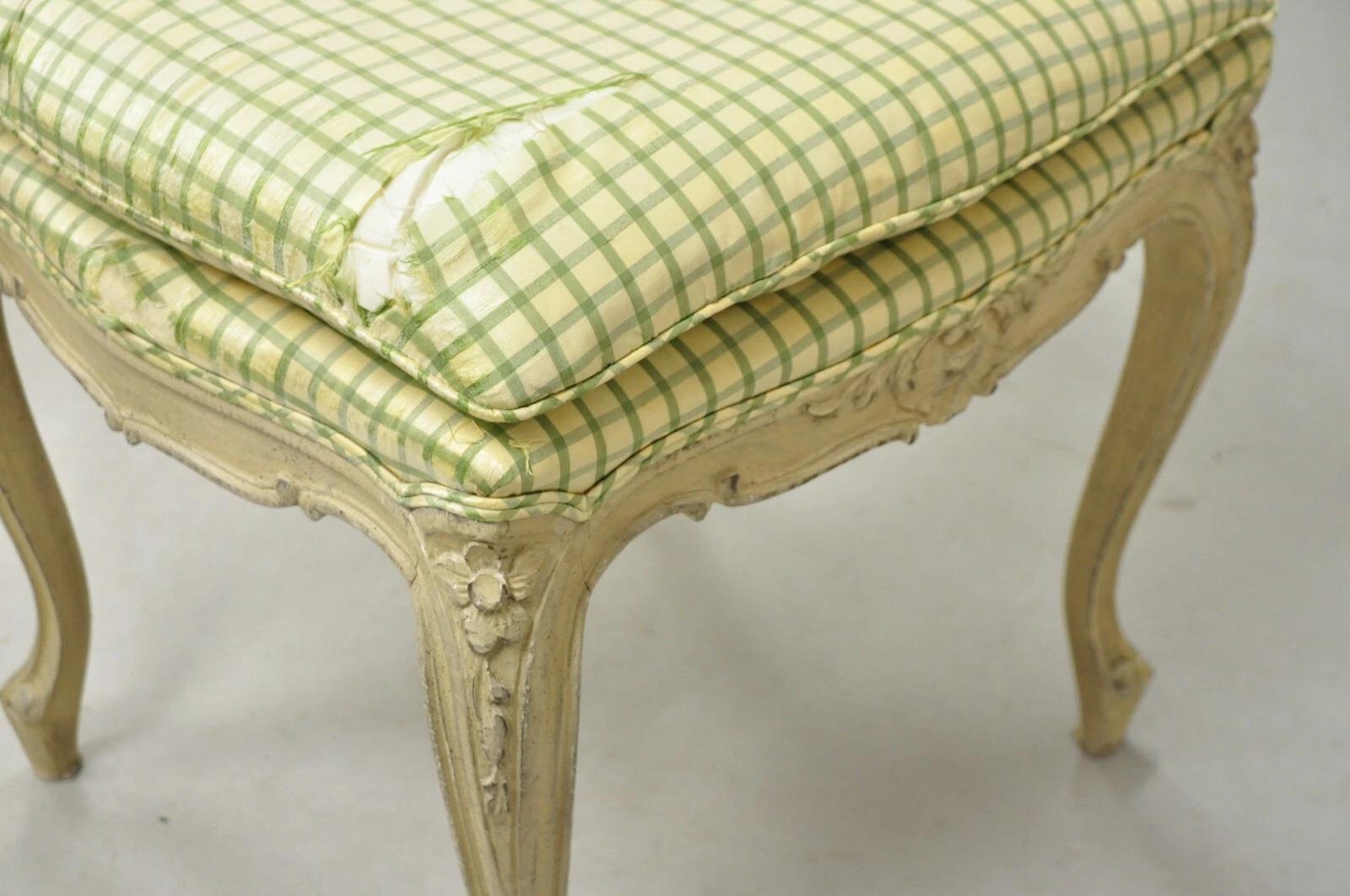 Sgabello Vintage French Country Louis XV Cream Distress Painted Wood Ottoman in vendita 1