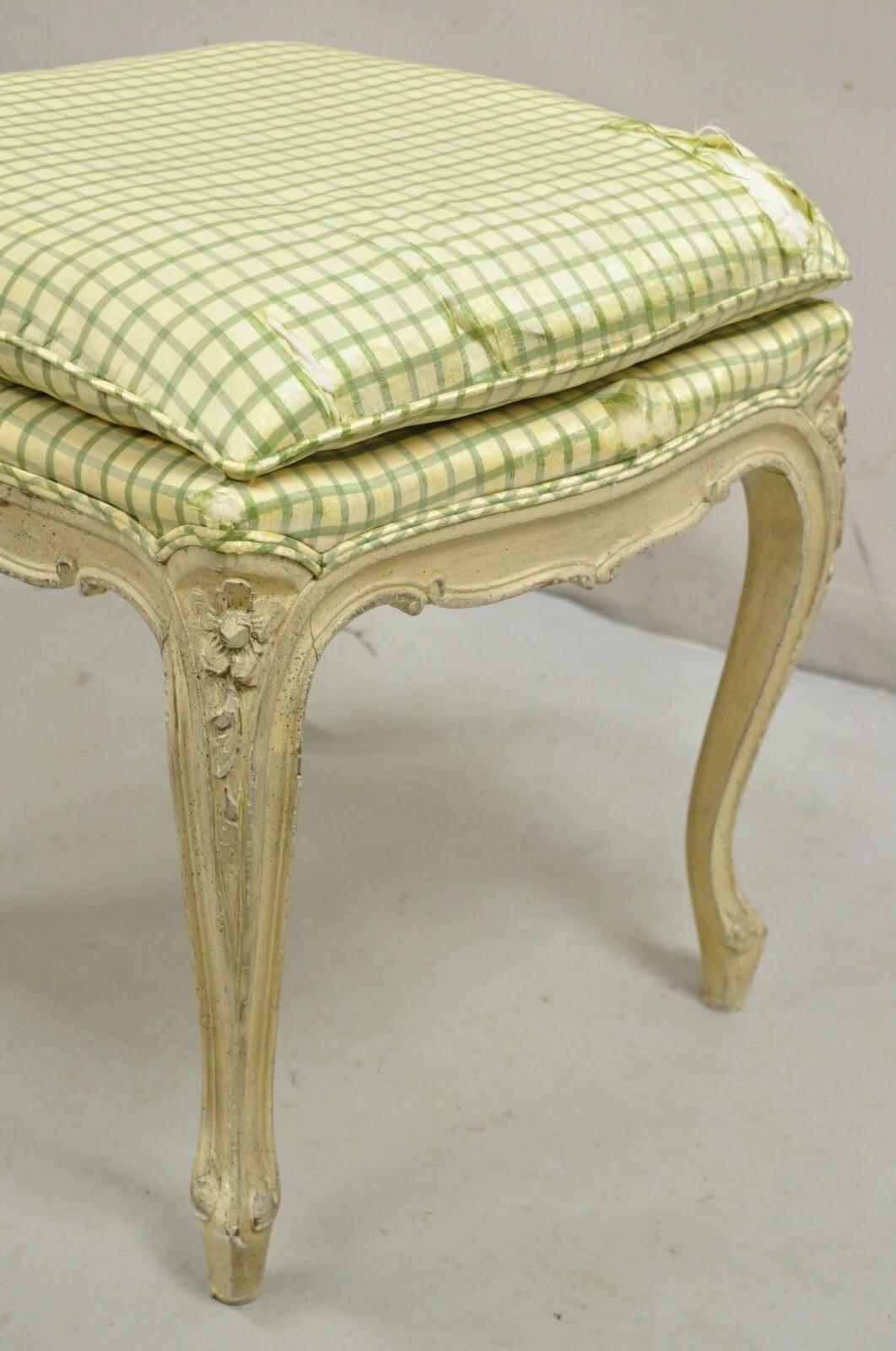 Sgabello Vintage French Country Louis XV Cream Distress Painted Wood Ottoman in vendita 2