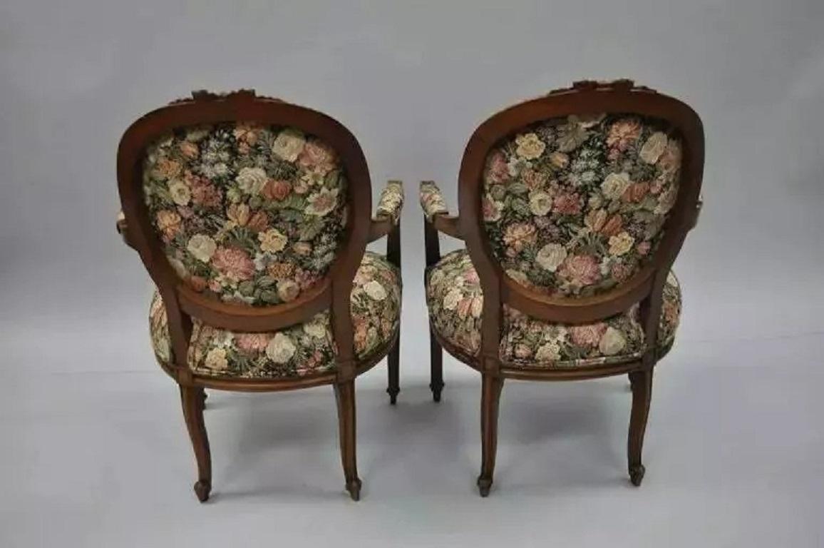 Chaises à accoudoirs en noyer à dossier arrondi, style Louis XV - Paire en vente 4