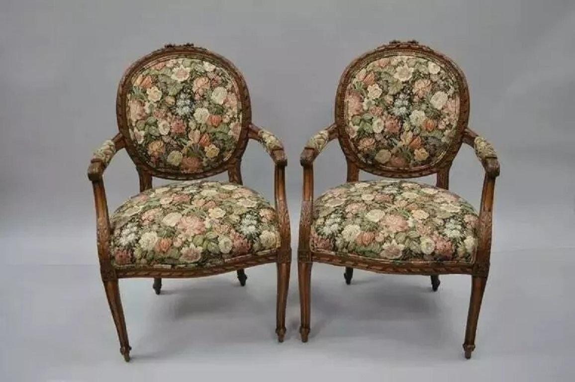 Chaises à accoudoirs en noyer à dossier arrondi, style Louis XV - Paire en vente 5