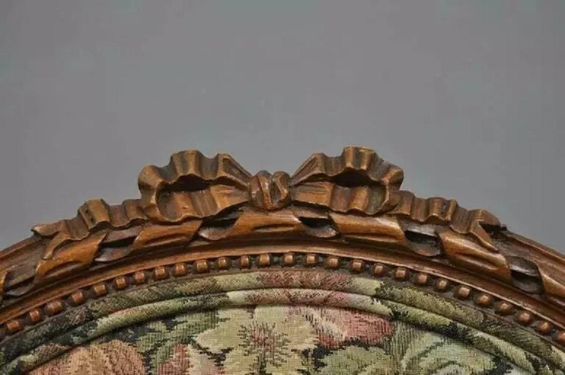 Inconnu Chaises à accoudoirs en noyer à dossier arrondi, style Louis XV - Paire en vente