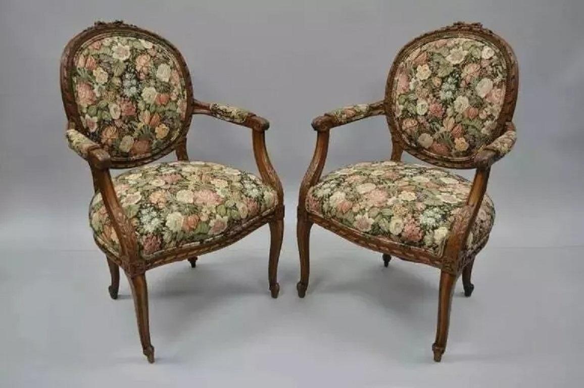 Chaises à accoudoirs en noyer à dossier arrondi, style Louis XV - Paire Bon état - En vente à Philadelphia, PA