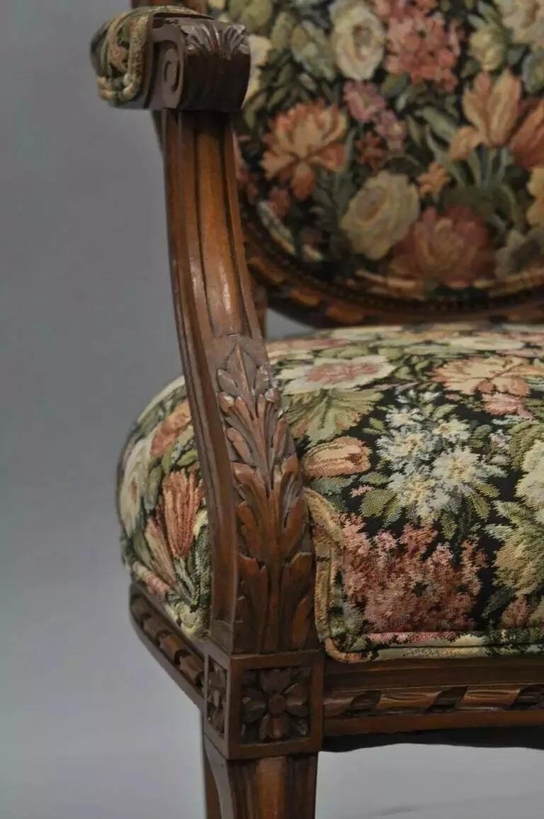 20ième siècle Chaises à accoudoirs en noyer à dossier arrondi, style Louis XV - Paire en vente