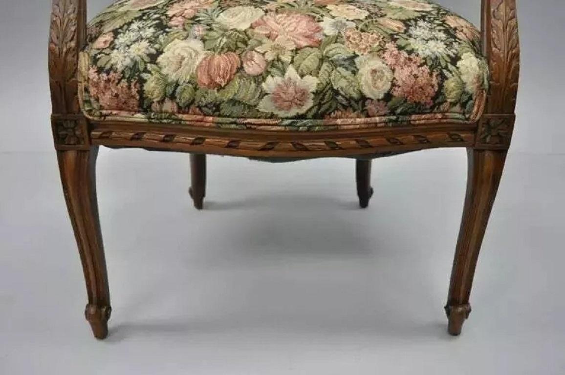 Chaises à accoudoirs en noyer à dossier arrondi, style Louis XV - Paire en vente 1