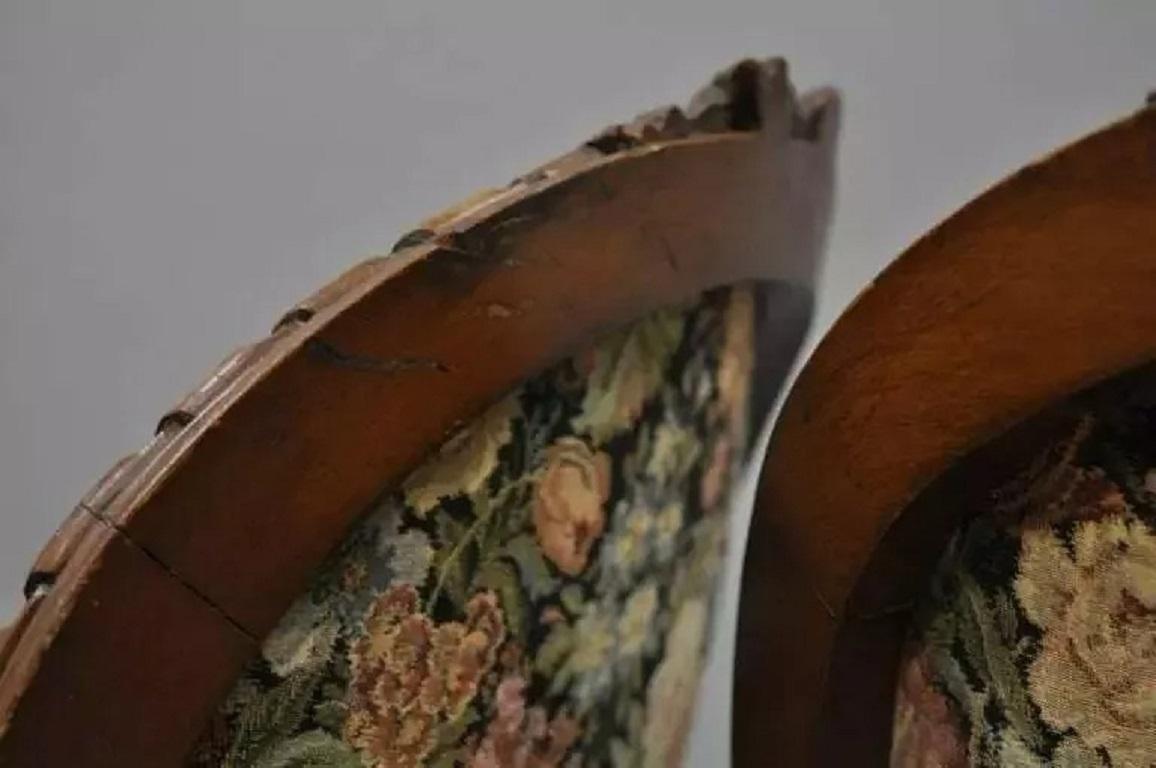 Chaises à accoudoirs en noyer à dossier arrondi, style Louis XV - Paire en vente 2