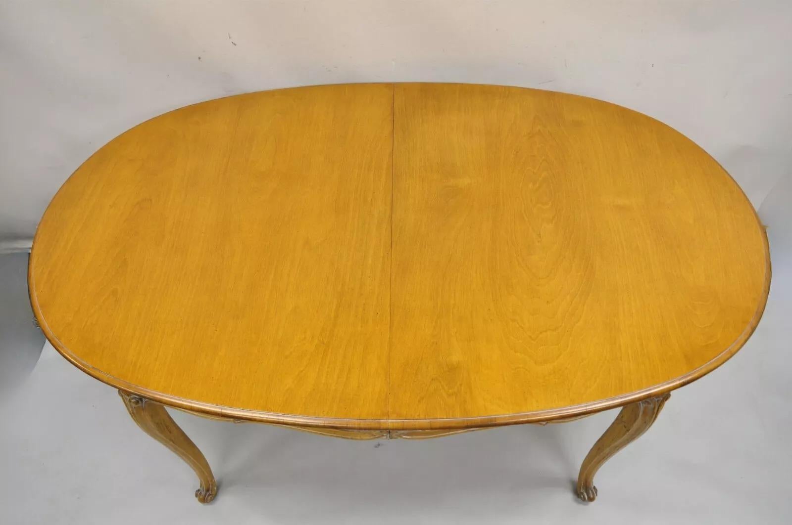 Ensemble de salle à manger Vintage French Room Style Louis XV en noyer sculpté - 7 pièces en vente 5