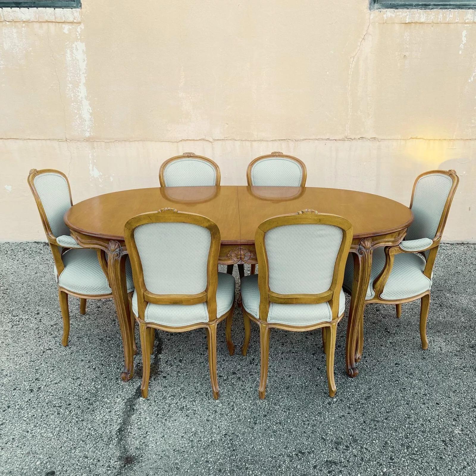 Ensemble de salle à manger Vintage French Room Style Louis XV en noyer sculpté - 7 pièces en vente 6