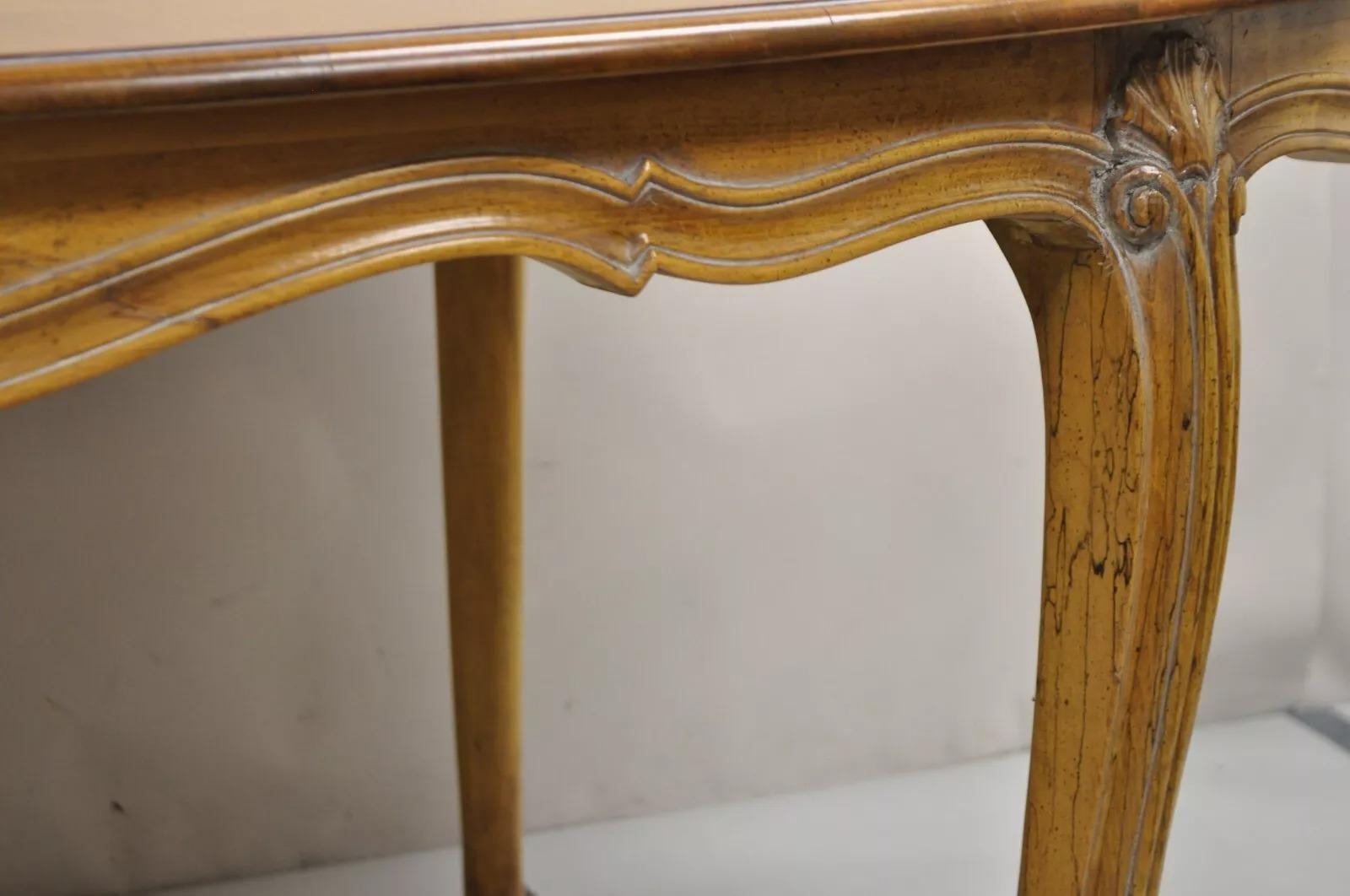 Ensemble de salle à manger Vintage French Room Style Louis XV en noyer sculpté - 7 pièces en vente 7
