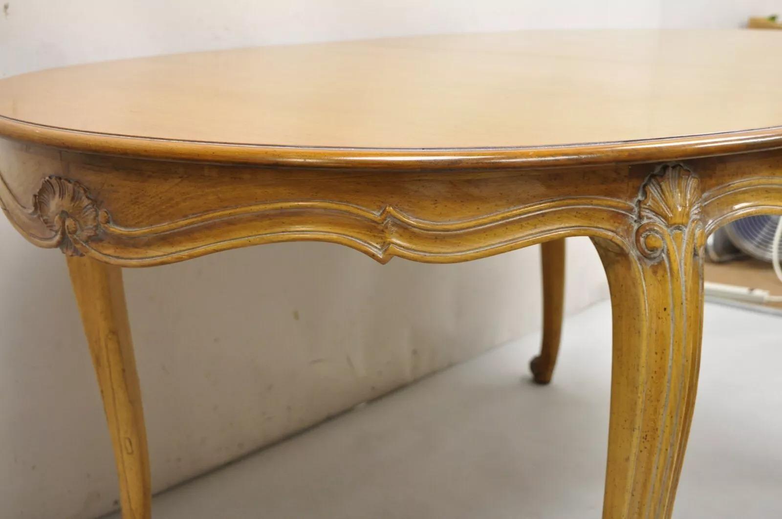 Ensemble de salle à manger Vintage French Room Style Louis XV en noyer sculpté - 7 pièces en vente 8