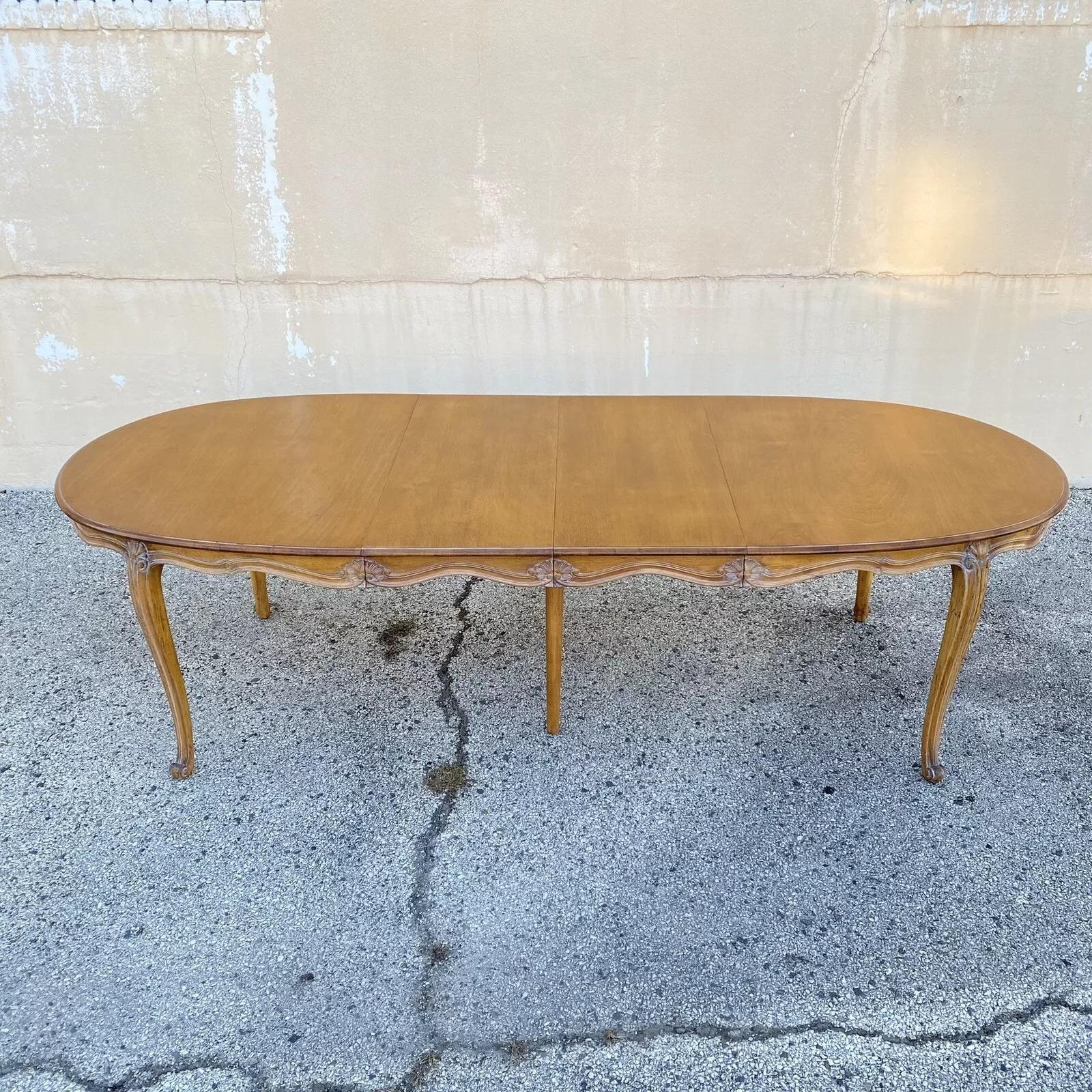 Ensemble de salle à manger Vintage French Room Style Louis XV en noyer sculpté - 7 pièces en vente 10