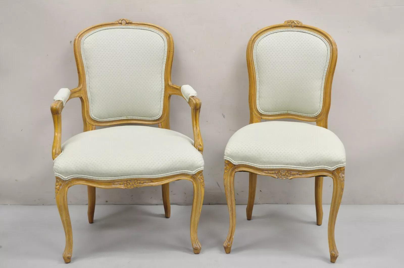 Ensemble de salle à manger en noyer sculpté de style Louis XV - 7 pièces. La liste comprend (2) fauteuils, (4) chaises d'appoint et (1) table à manger ovale avec (2) rallonges de 18