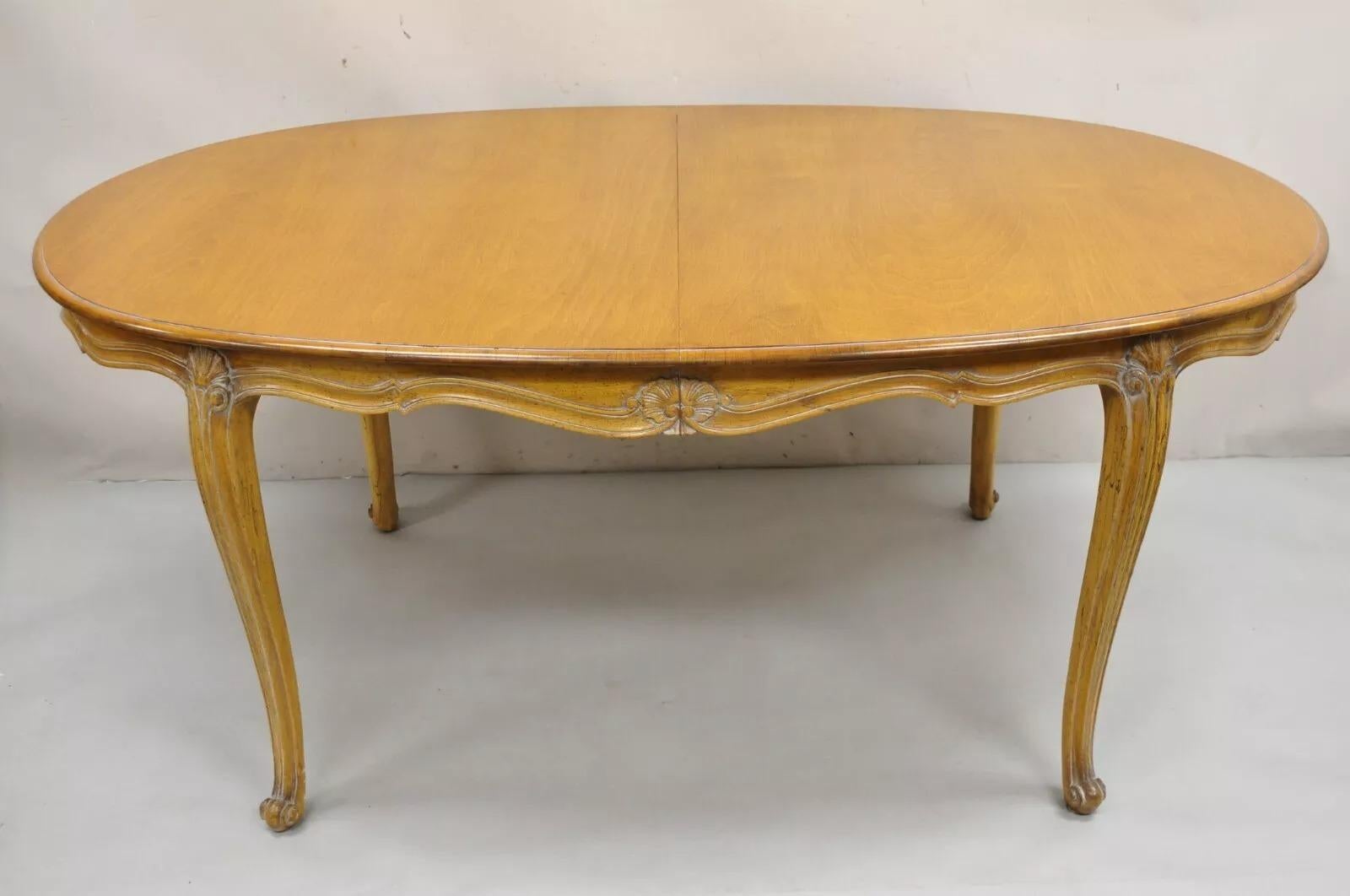 Inconnu Ensemble de salle à manger Vintage French Room Style Louis XV en noyer sculpté - 7 pièces en vente