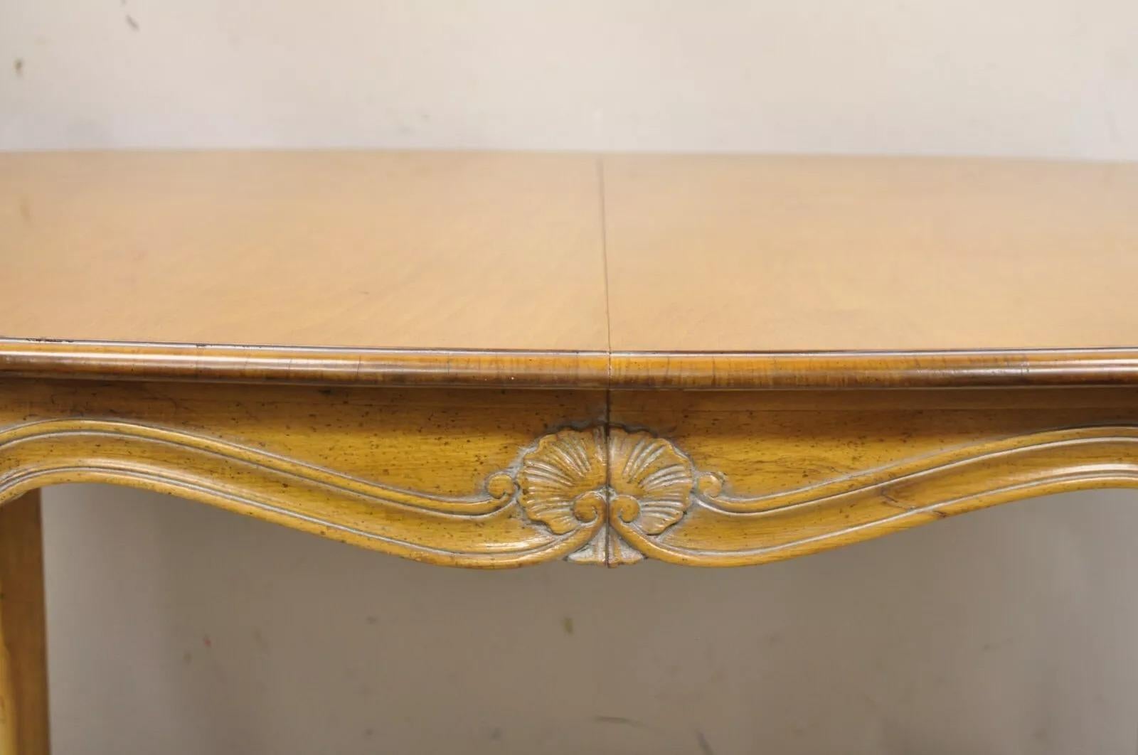Noyer Ensemble de salle à manger Vintage French Room Style Louis XV en noyer sculpté - 7 pièces en vente