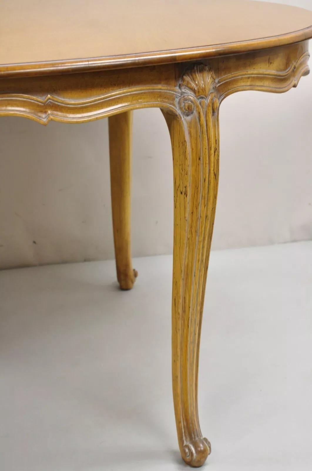 Ensemble de salle à manger Vintage French Room Style Louis XV en noyer sculpté - 7 pièces en vente 1