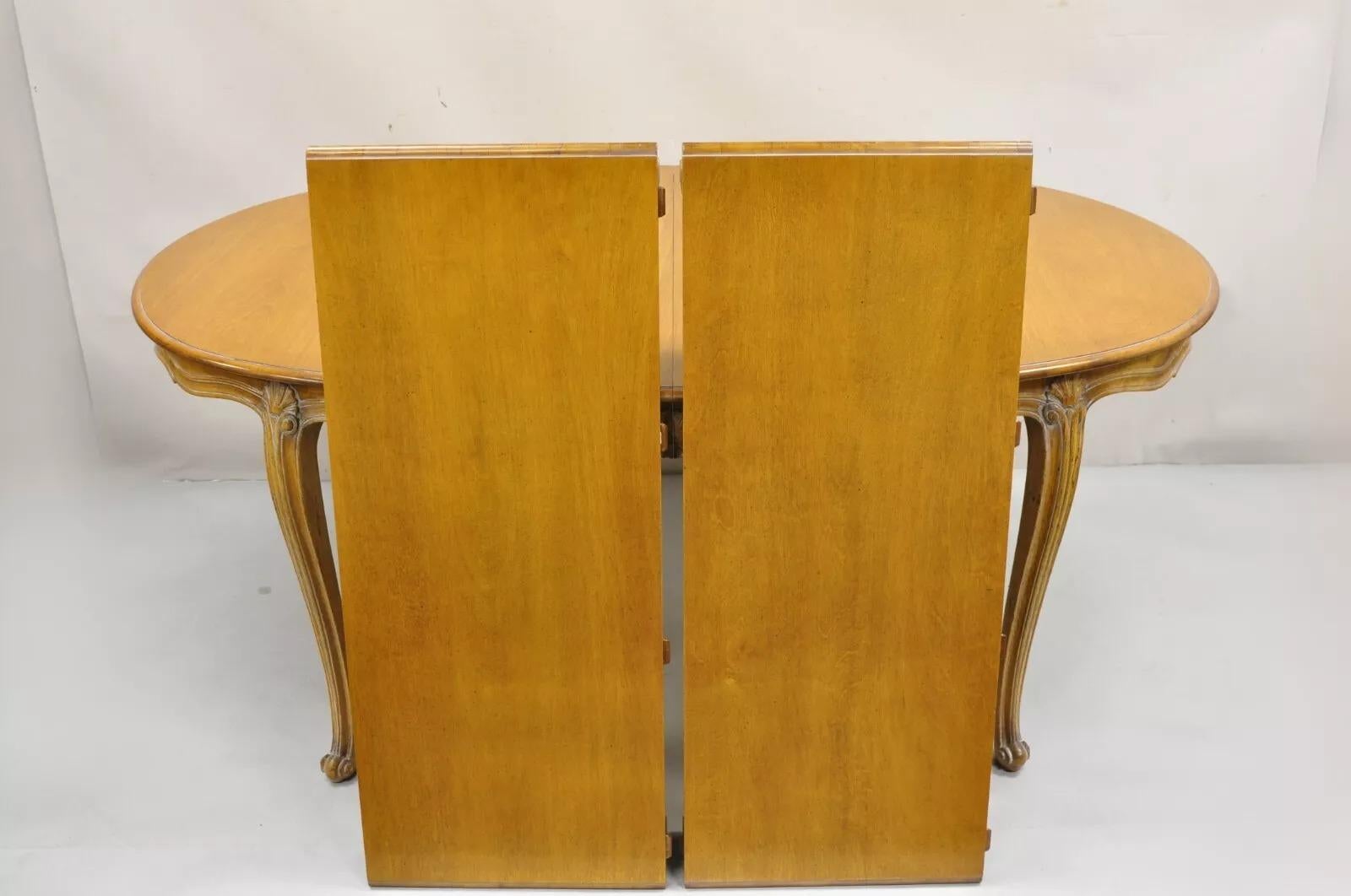 Ensemble de salle à manger Vintage French Room Style Louis XV en noyer sculpté - 7 pièces en vente 2