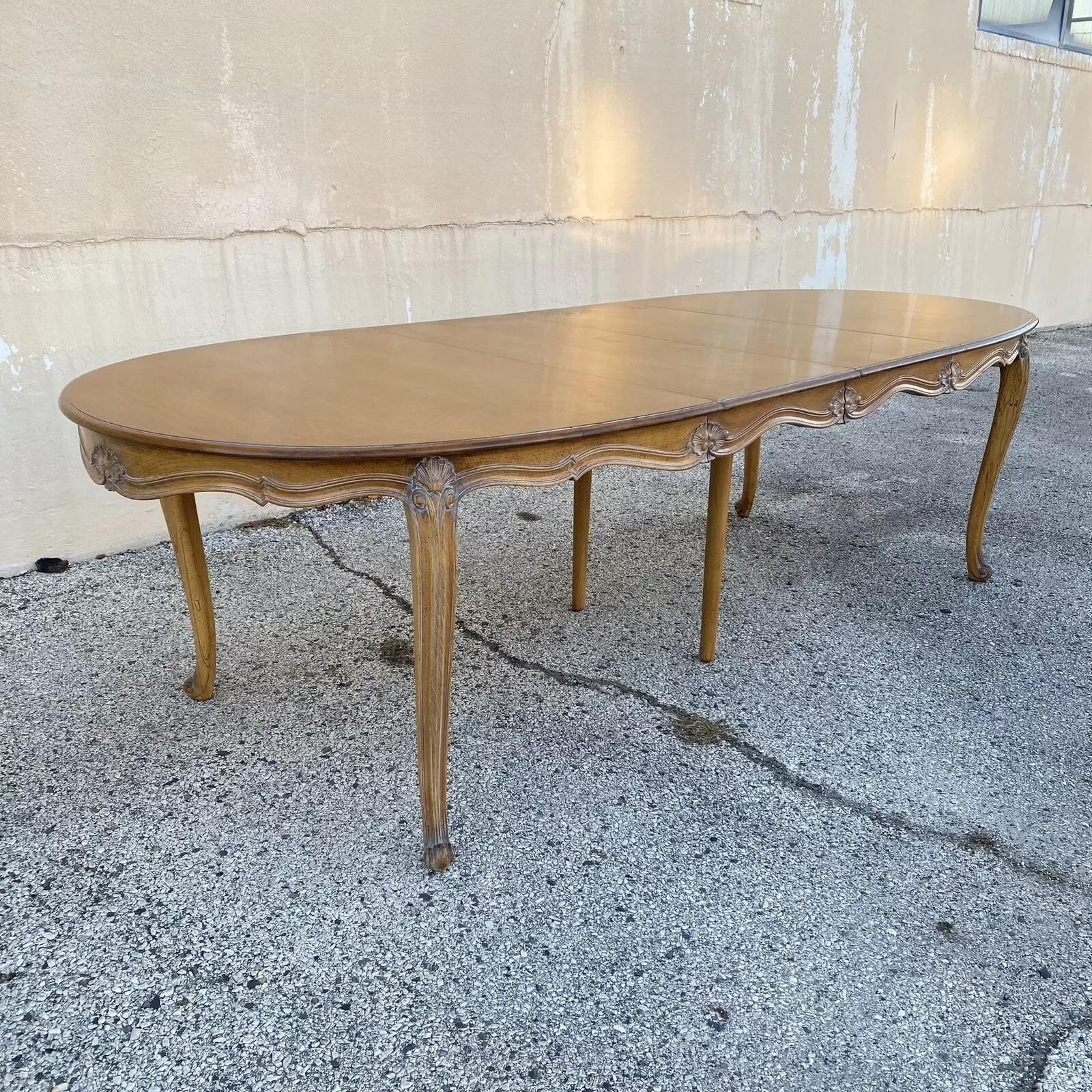 Ensemble de salle à manger Vintage French Room Style Louis XV en noyer sculpté - 7 pièces en vente 3