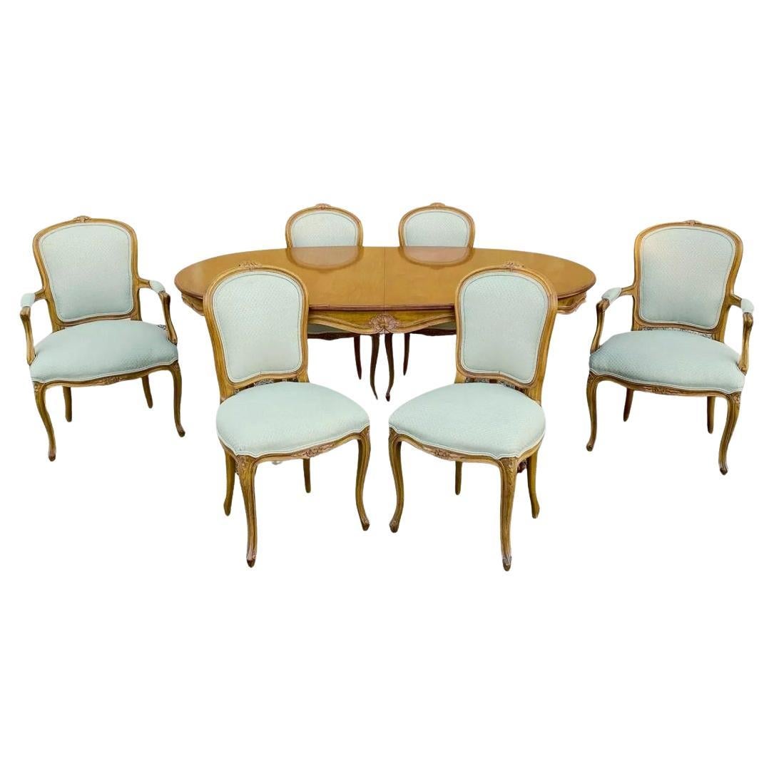 Set da sala da pranzo in noce intagliato in stile French Country Luigi XV d'epoca - 7 pezzi