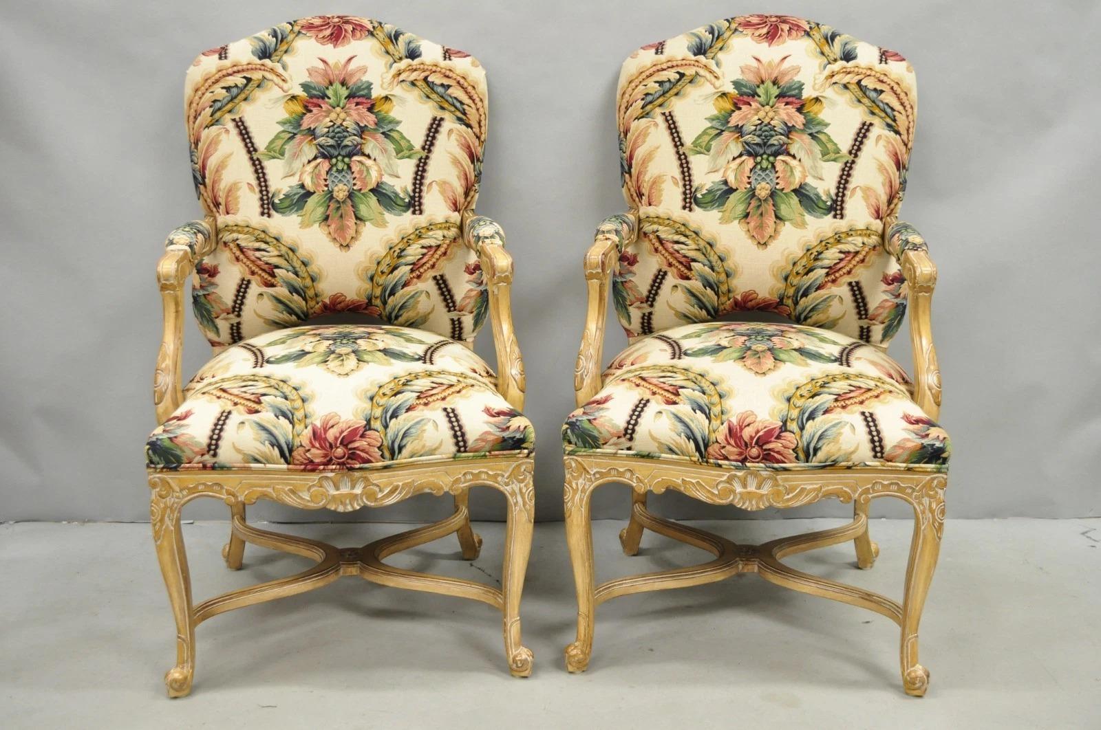 Inviaci un messaggio con il tuo codice postale per richiedere un preventivo per la spedizione negli Stati Uniti.

Poltrone da salotto vintage in legno intagliato in stile French Country Louis XV con finitura bianca e lavata e tessuto con stampa