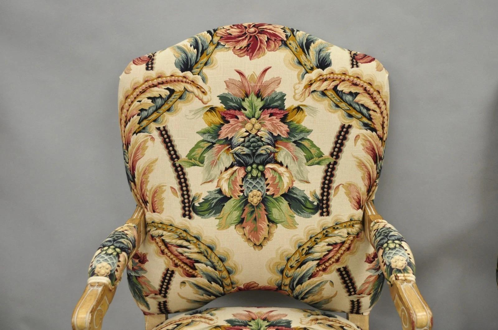 Poltrone da salotto vintage in legno intagliato in stile Luigi XV - una coppia In condizioni buone in vendita a Philadelphia, PA