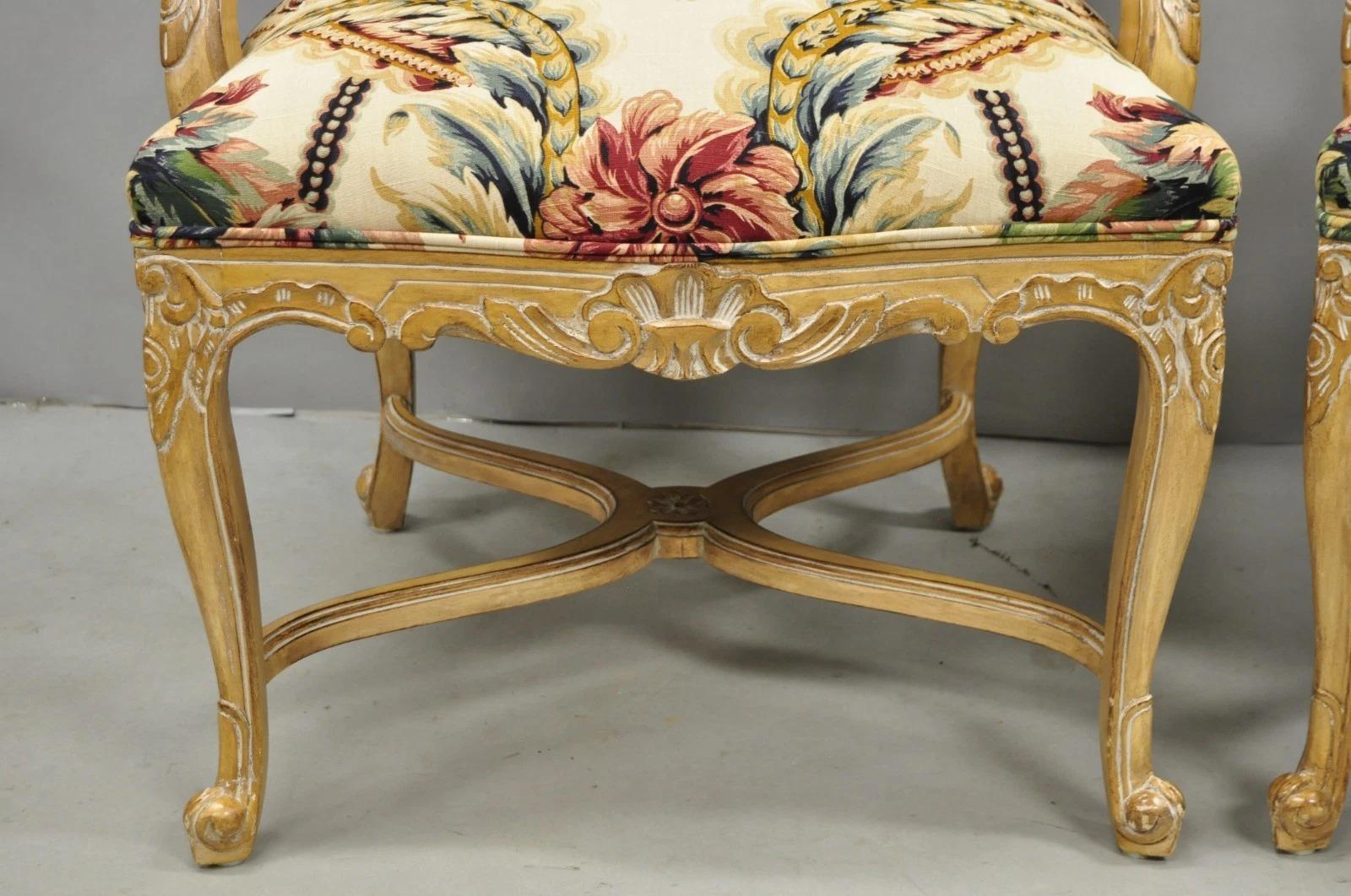 XX secolo Poltrone da salotto vintage in legno intagliato in stile Luigi XV - una coppia in vendita