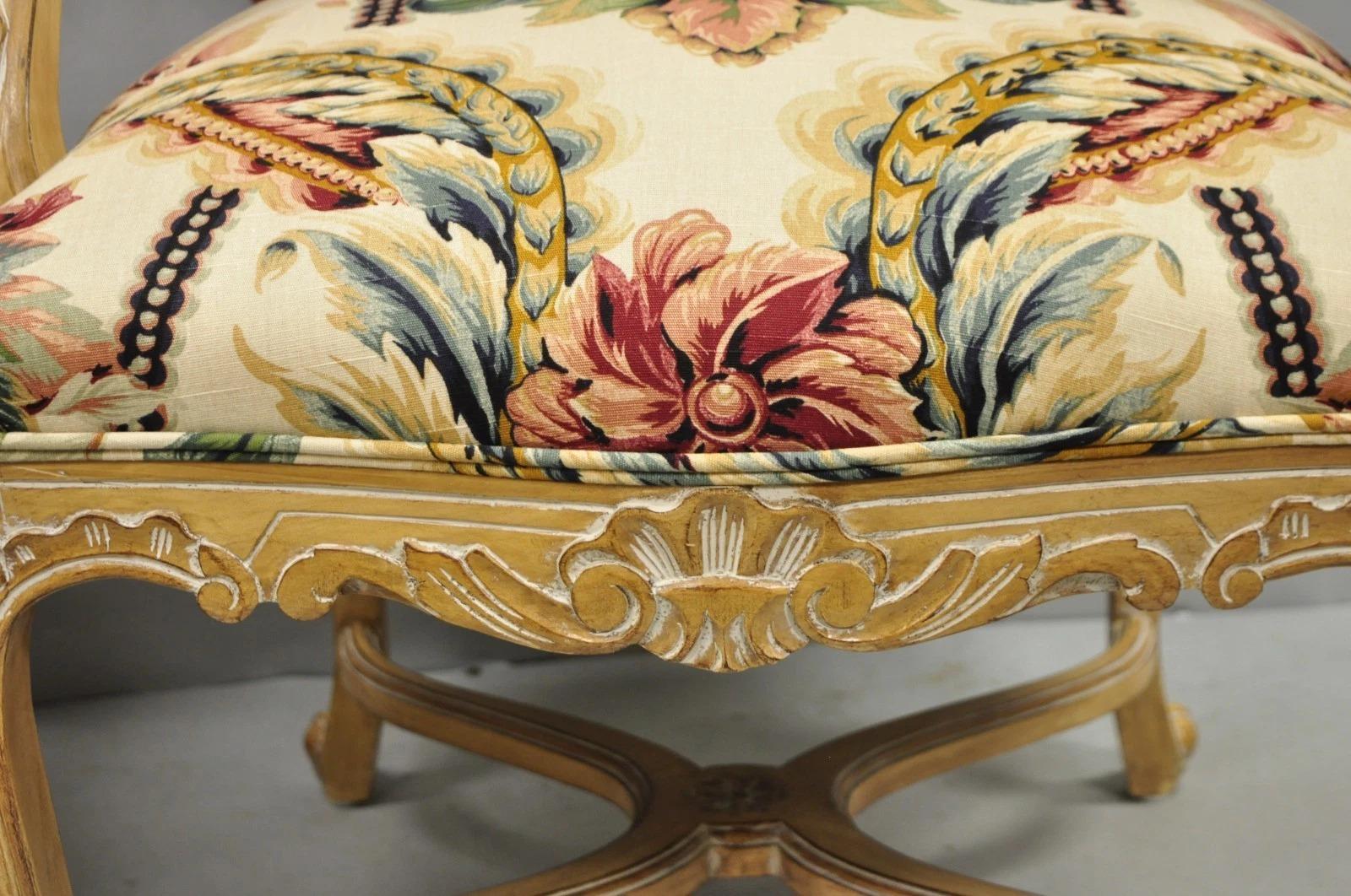 Legno Poltrone da salotto vintage in legno intagliato in stile Luigi XV - una coppia in vendita