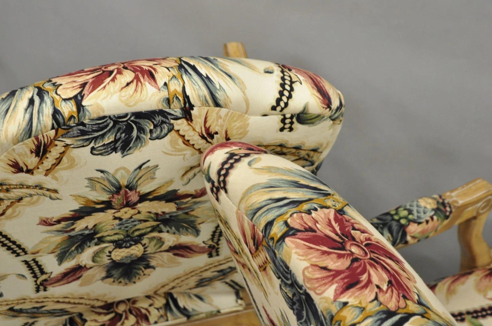 Poltrone da salotto vintage in legno intagliato in stile Luigi XV - una coppia in vendita 3