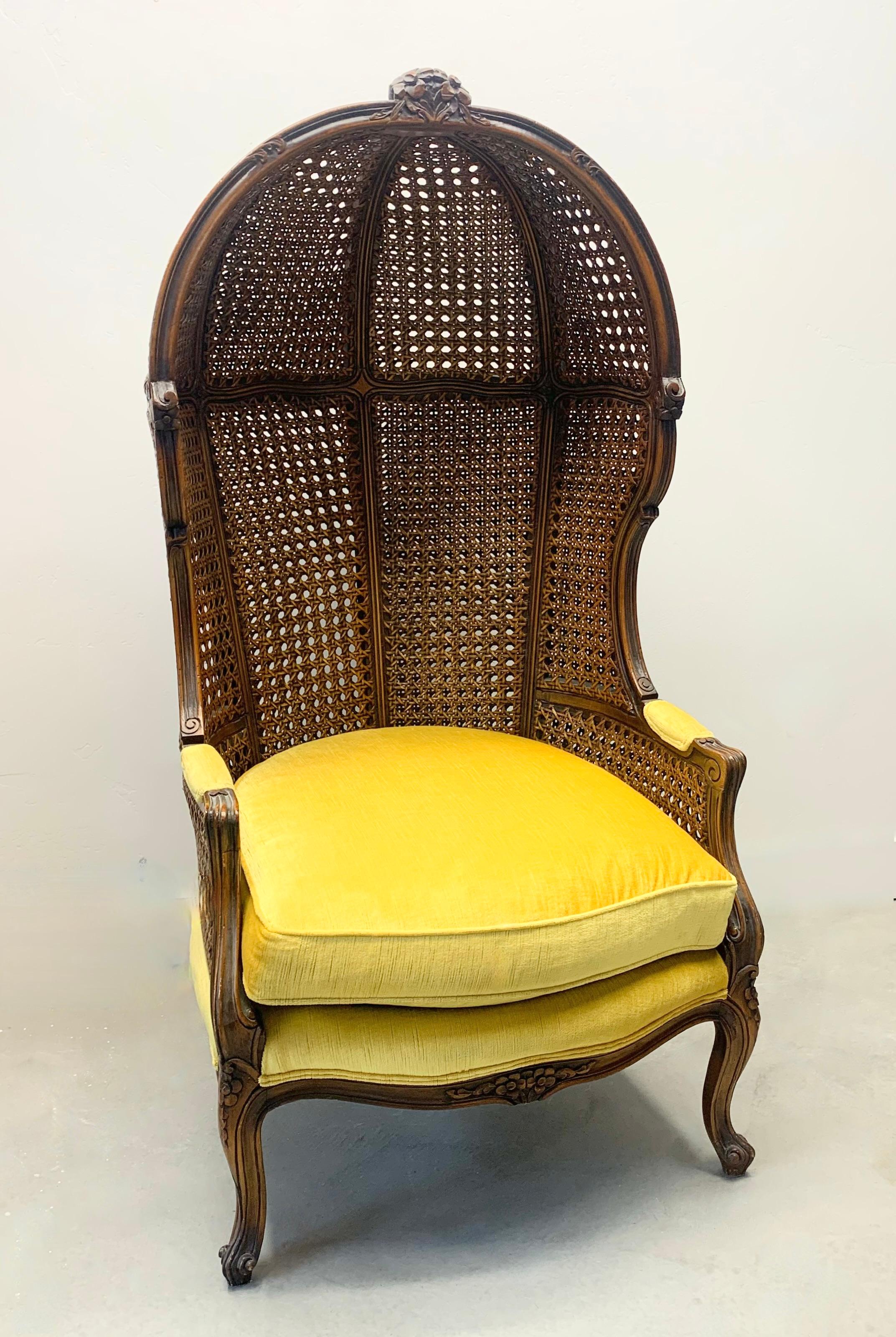 Vintage French Country Louis XV-style double cane Italian canopy canopy's chair in excellent condition.  Ce magnifique fauteuil est doté d'un cadre italien sculpté en bois de noyer massif à double vitrage et d'une tapisserie jaune canari vibrante,