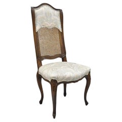 Vintage French Country Louis XV Style Sedia laterale alta con schienale a canne intagliato in noce