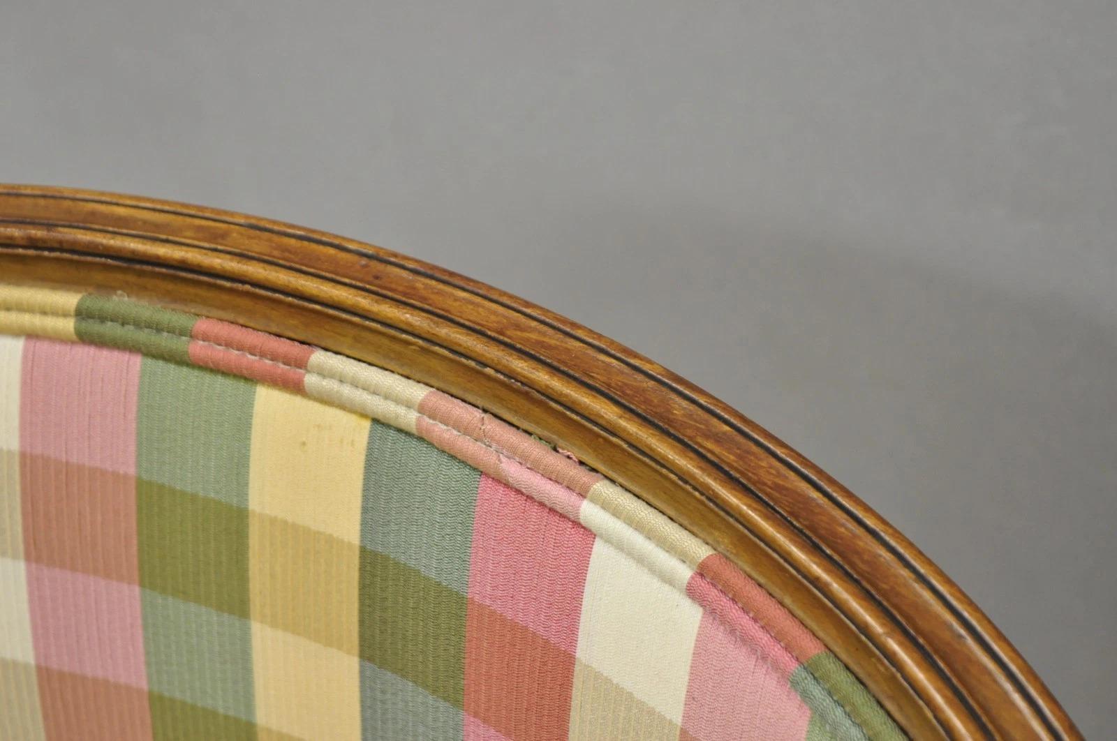 Sillón con brazos a cuadros estilo Luis XV francés vintage de Simon Loscertales Bona Tela en venta