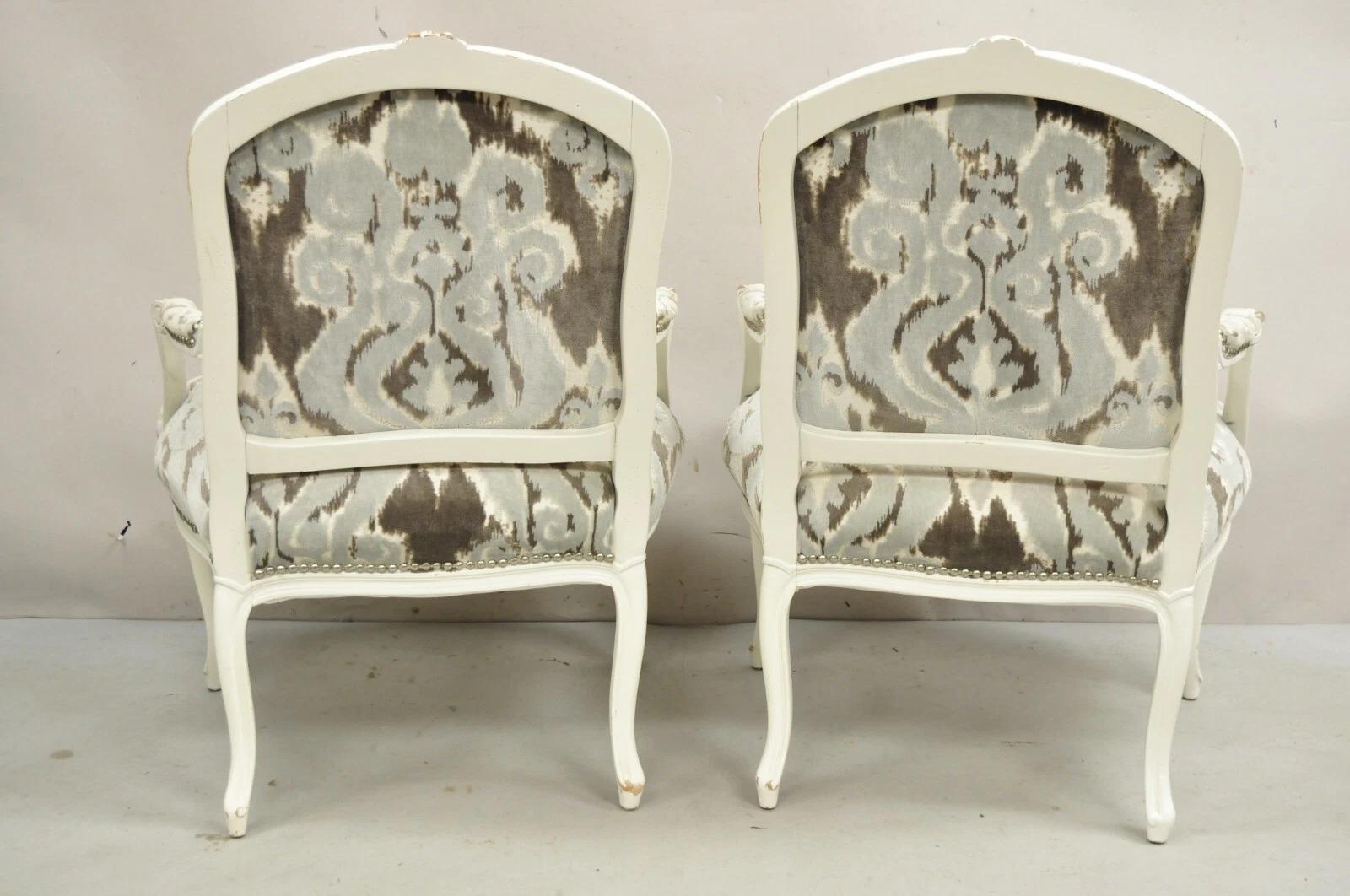 Paire de fauteuils vintage de style Louis XV français peints en blanc vieilli en vente 4
