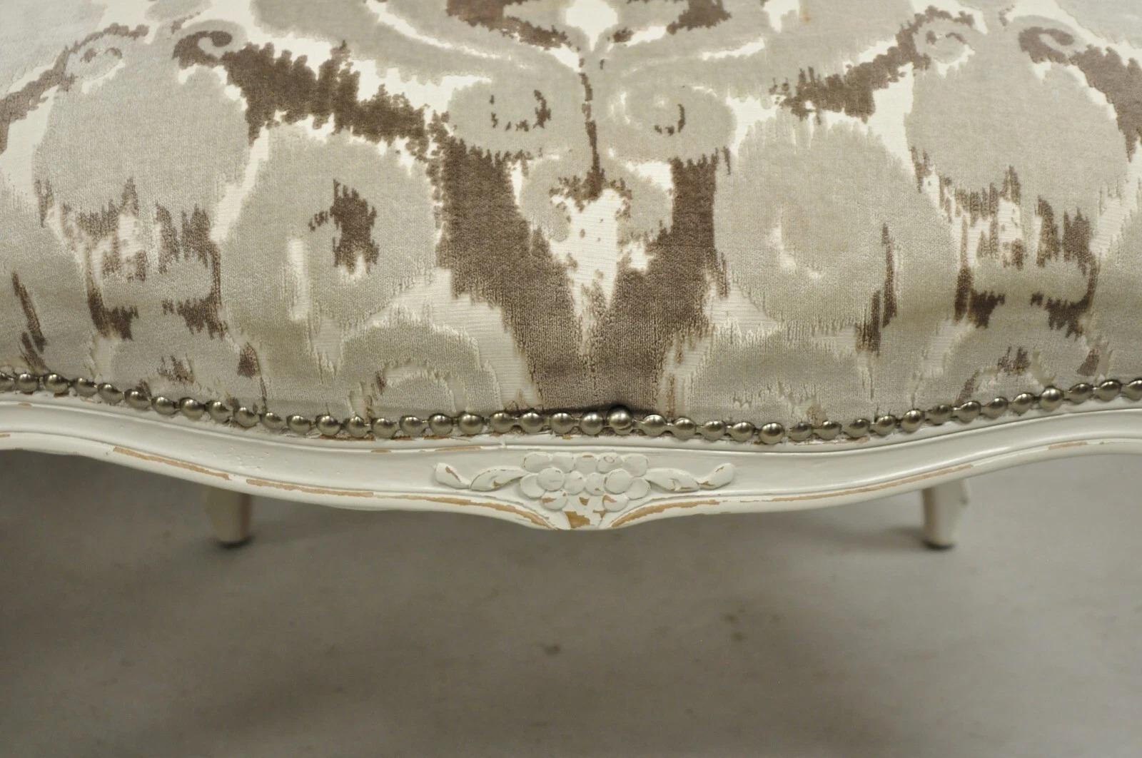 Paire de fauteuils vintage de style Louis XV français peints en blanc vieilli en vente 5