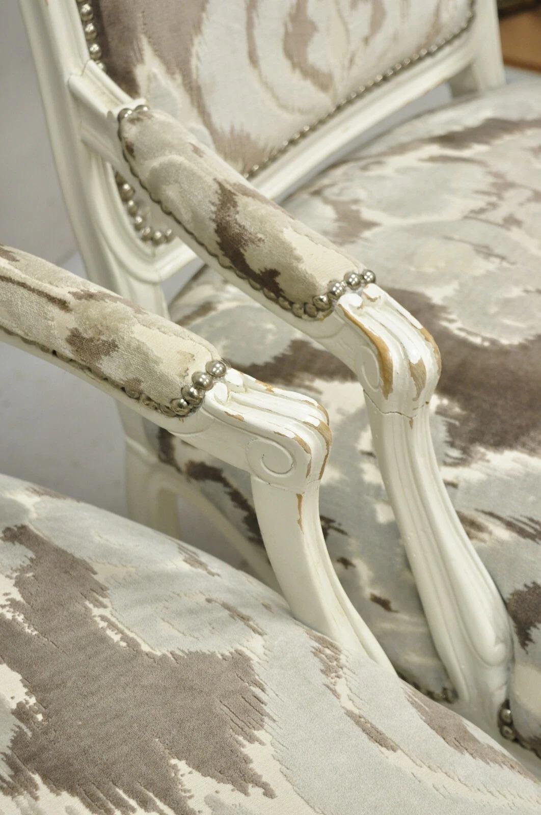 Paire de fauteuils vintage de style Louis XV français peints en blanc vieilli en vente 6