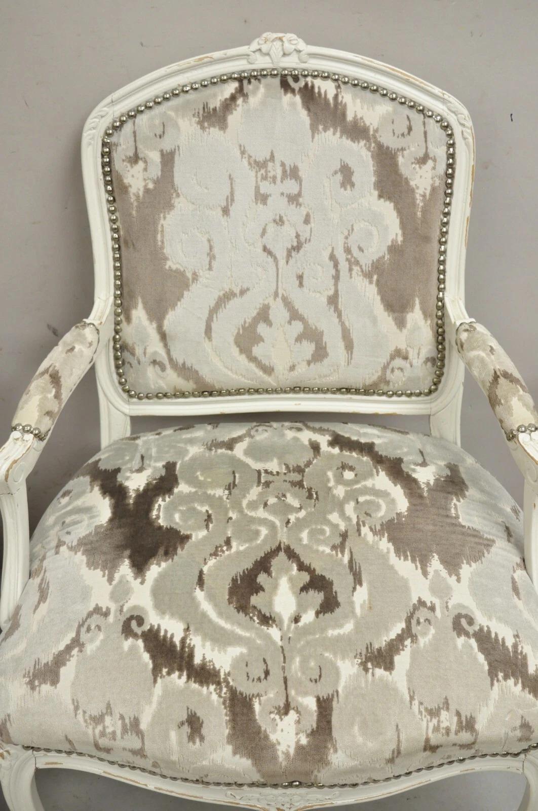 Inconnu Paire de fauteuils vintage de style Louis XV français peints en blanc vieilli en vente