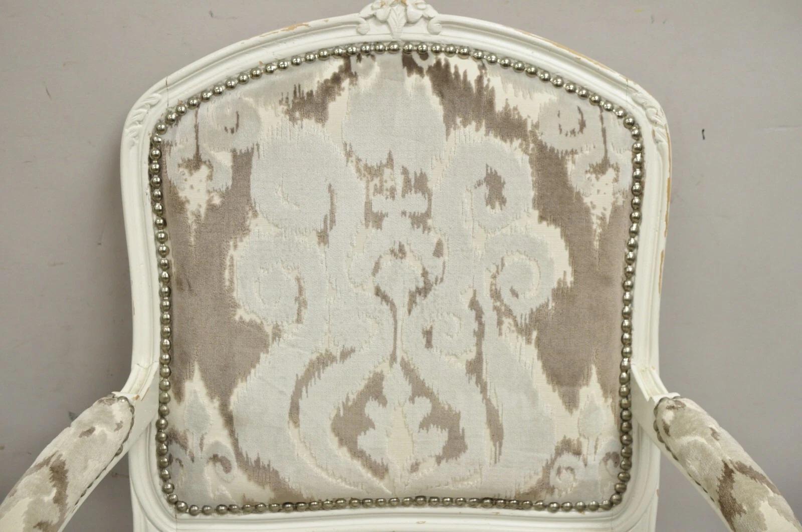 Paire de fauteuils vintage de style Louis XV français peints en blanc vieilli Bon état - En vente à Philadelphia, PA
